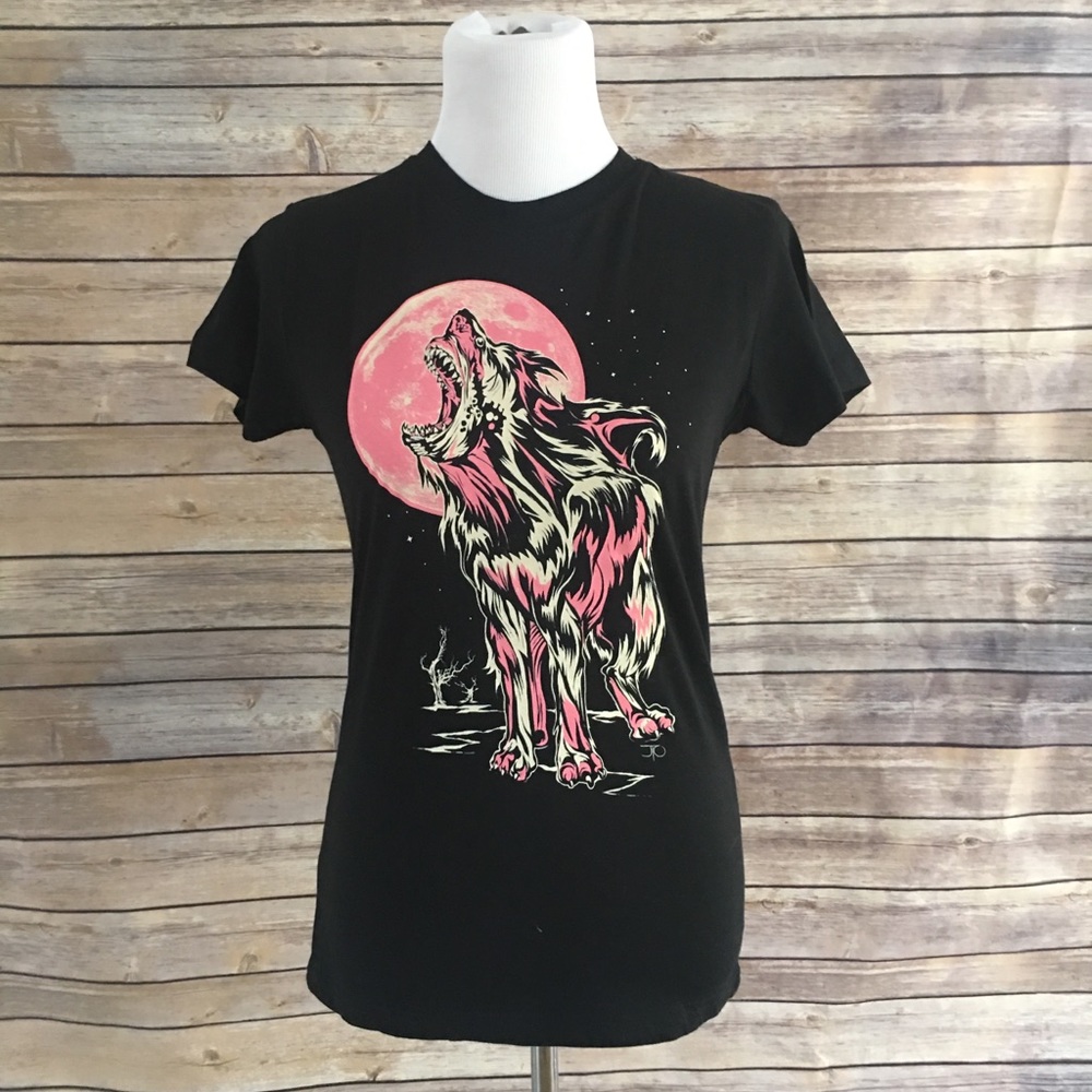 *Howling Shark Wolf Tee.* NWOT!